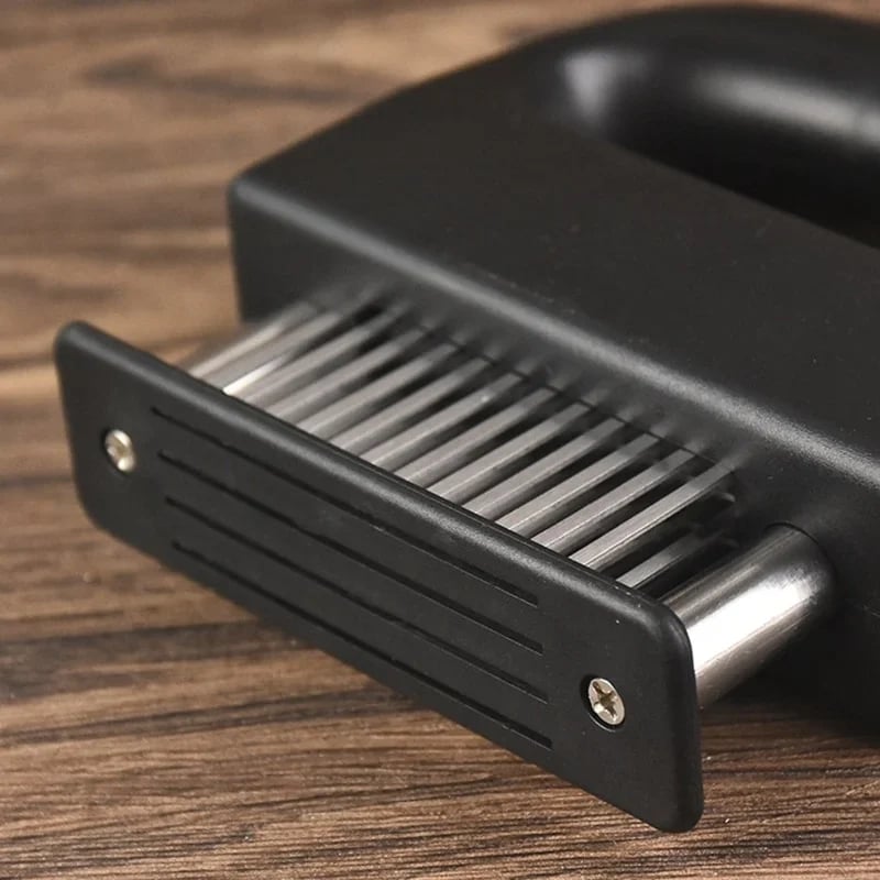 Attendrisseur de viande avec 48 lames en acier inoxydable – Attendrissez en quelques secondes, lavable au lave-vaisselle et couvercle de rangement sécurisé inclus !