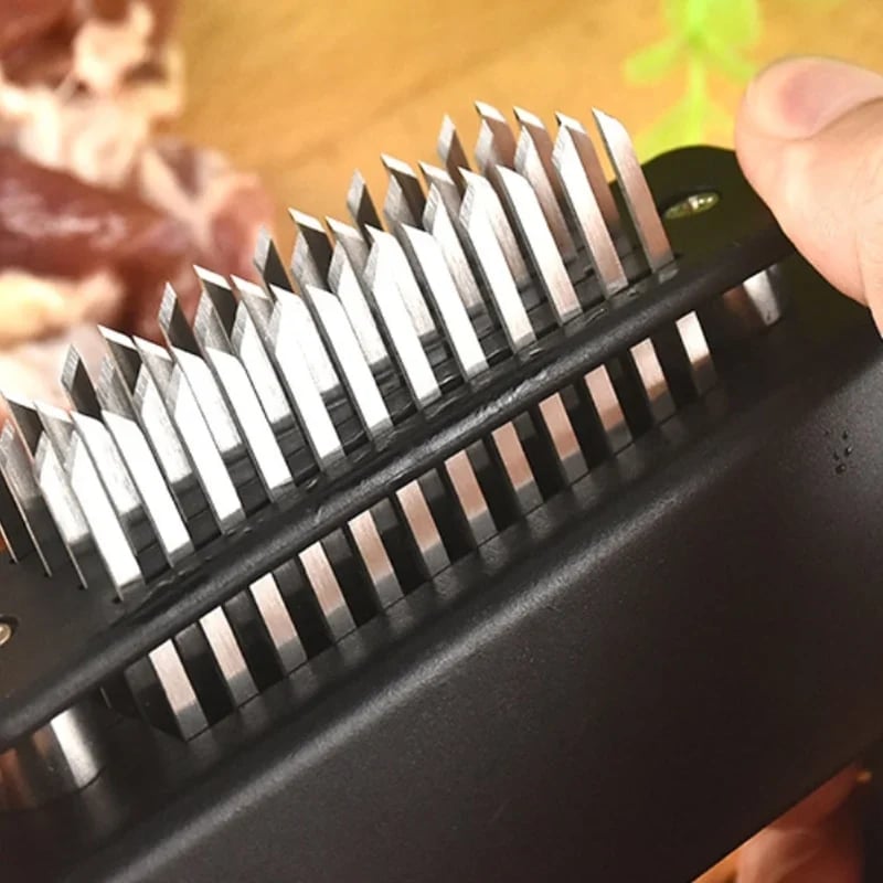 Attendrisseur de viande avec 48 lames en acier inoxydable – Attendrissez en quelques secondes, lavable au lave-vaisselle et couvercle de rangement sécurisé inclus !