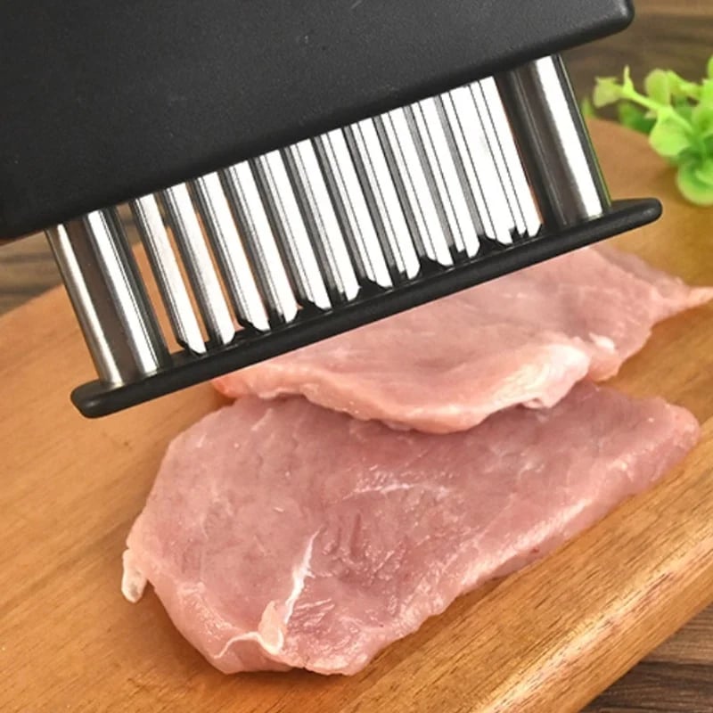 Attendrisseur de viande avec 48 lames en acier inoxydable – Attendrissez en quelques secondes, lavable au lave-vaisselle et couvercle de rangement sécurisé inclus !