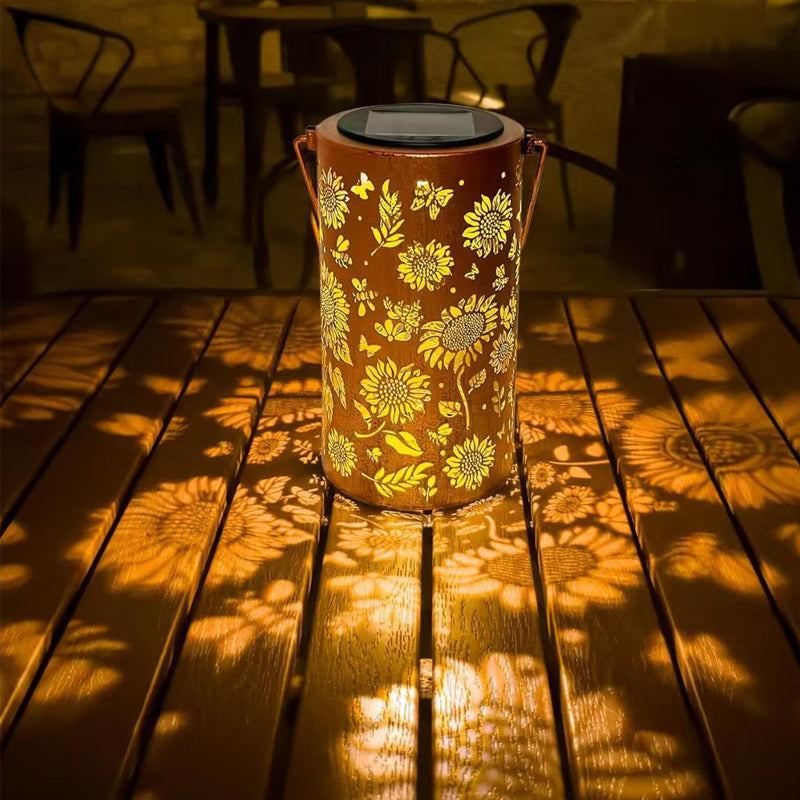 Lanterne solaire suspendue avec motifs ajourés