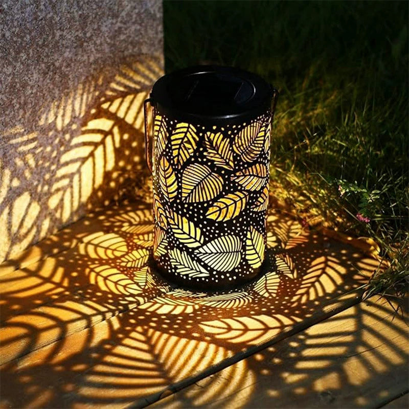 Lanterne solaire suspendue avec motifs ajourés
