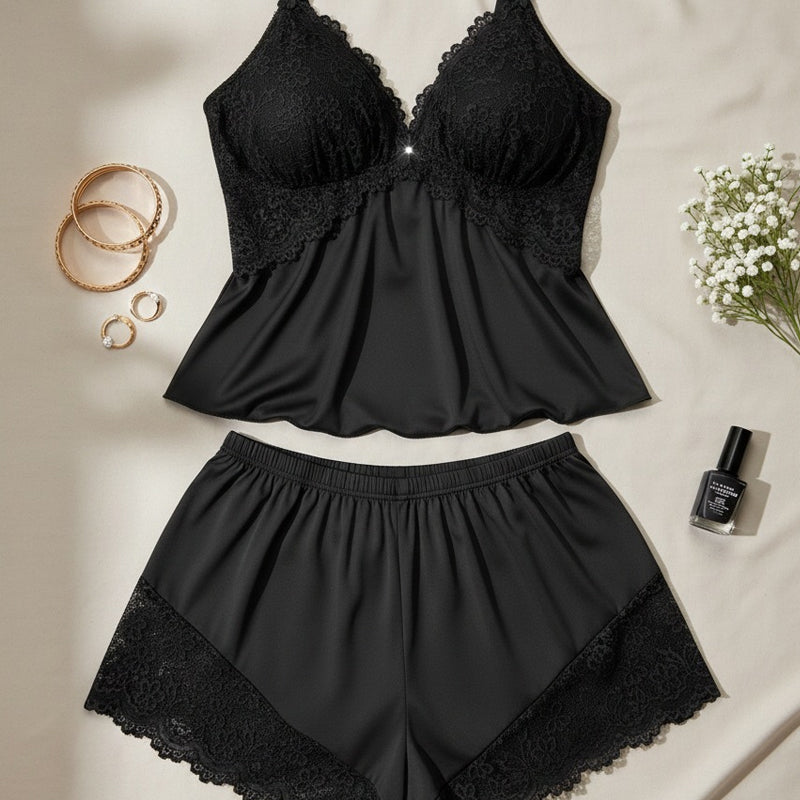 Ensemble de pyjama camisole et short bordé de dentelle 2026 – Tissu doux effet satin, bretelles réglables et col en V.