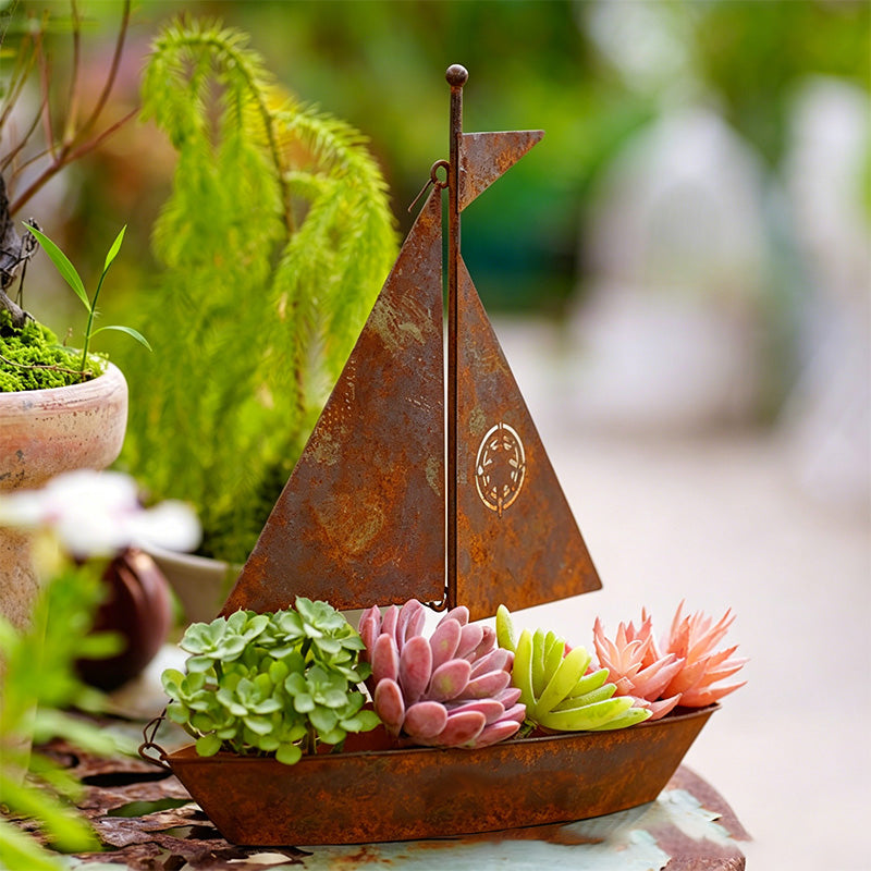 MAINTENANT ! Jardinière métallique bateau à voile rustique – Fabriquée à la main, résistante aux intempéries et parfaite pour les plantes grasses, les herbes ou les fleurs – charmante décoration de jardin ou d'étagère