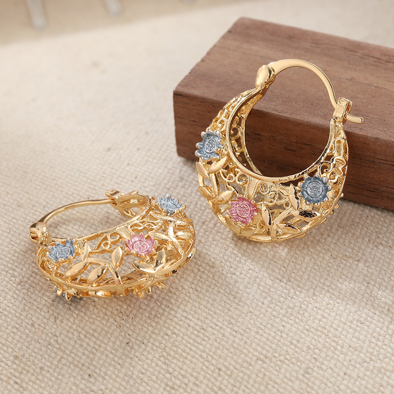 Boucles d'oreilles fleur en émail plaqué or croissant de lune - Luxe abordable, polyvalent