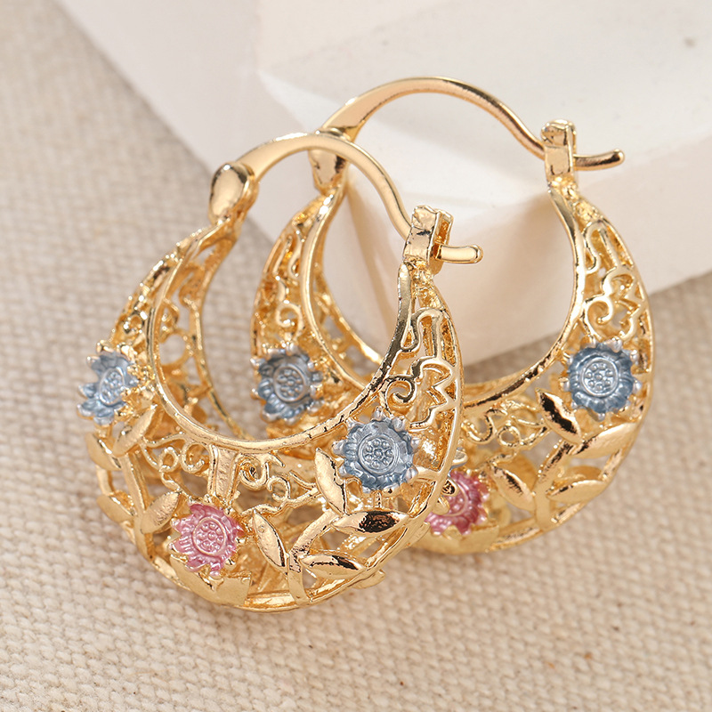 Boucles d'oreilles fleur en émail plaqué or croissant de lune - Luxe abordable, polyvalent