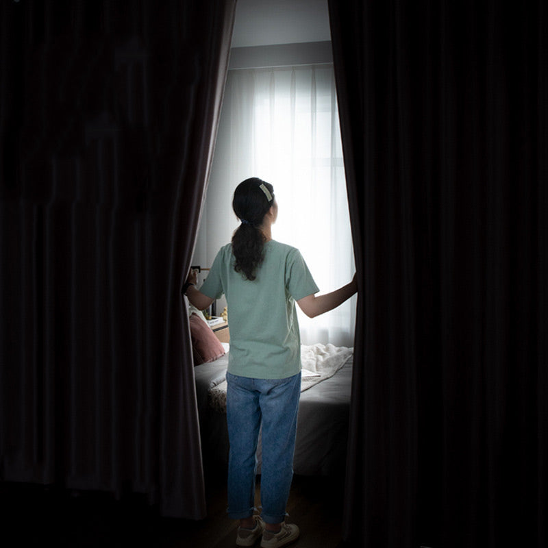 La solution ultime anti-lumière ! Une aubaine pour les amateurs de grasse matinée.Rideau occultant autocollant pour chambre à coucher